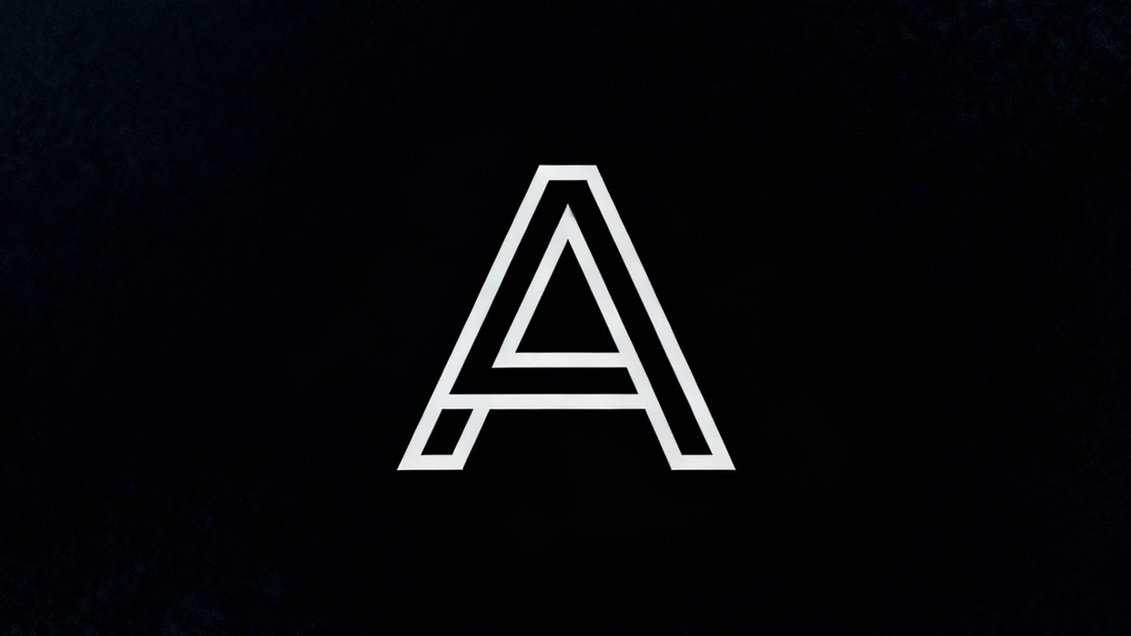 合作伙伴A品牌标志：深色背景上的简约几何图形LOGO